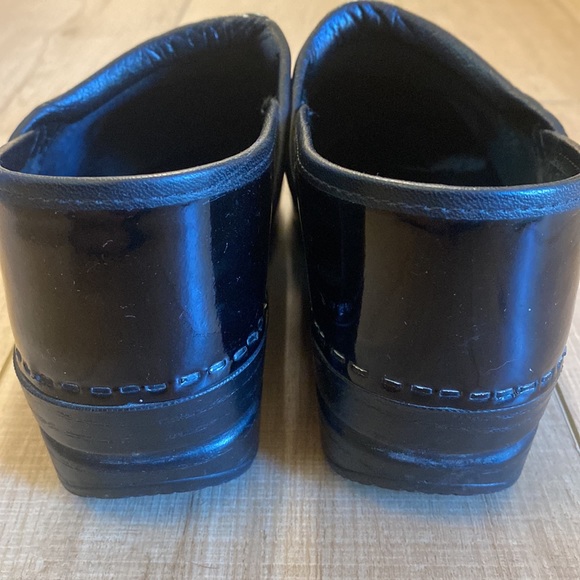 Black patent leather Dansko clog. Size 37 - Picture 4 of 8